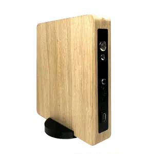 Vue de 3/4 du Mini PC boîtier en Bois et métal noir, vue face entièrement bois, debout sur son socle rond noir. Design original et esthétique.